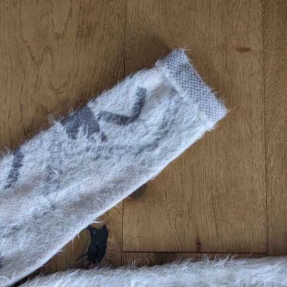 Fuzzy knit women's cardigan size xs. - Picture 4 of 8